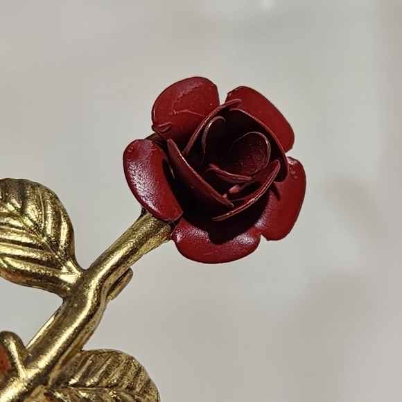 Vintage Goldtone Deep Red 3D Rose brooch pin simple classy elegant - Picture 4 of 8